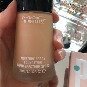 Mac Cosmetics Mineralize Moisture SPF Foundation